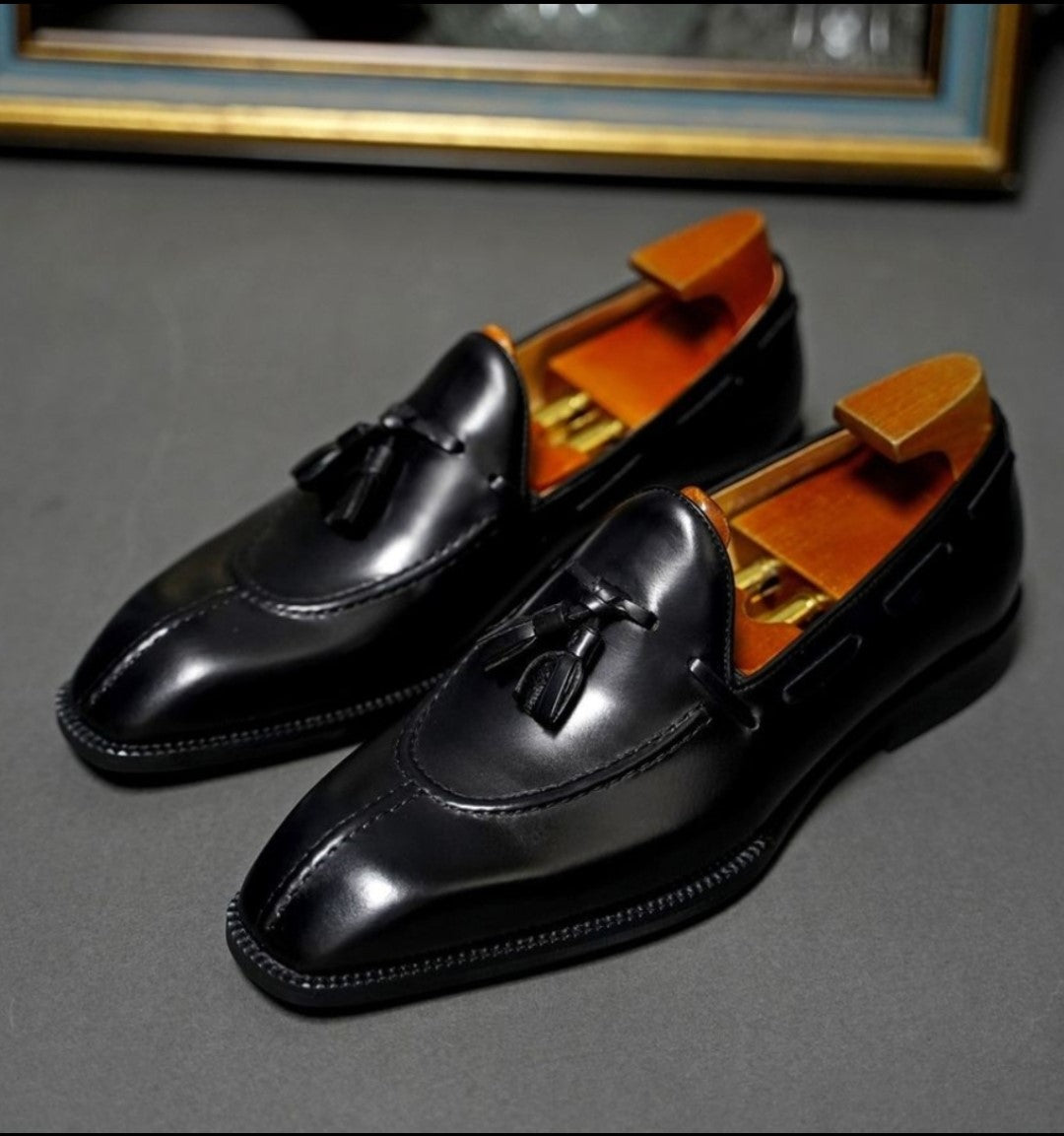 Zapatos con borlas y costura central: Elegancia clásica renovada