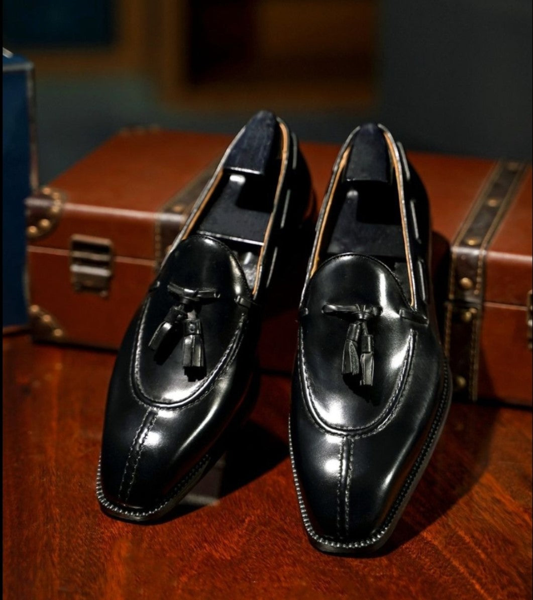 Zapatos con borlas y costura central: Elegancia clásica renovada