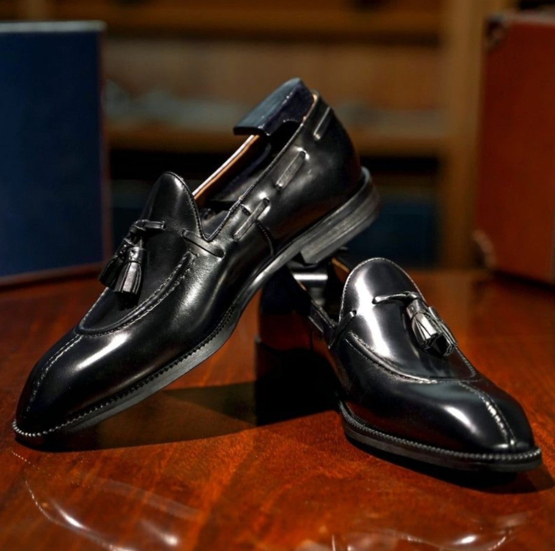 Zapatos con borlas y costura central: Elegancia clásica renovada