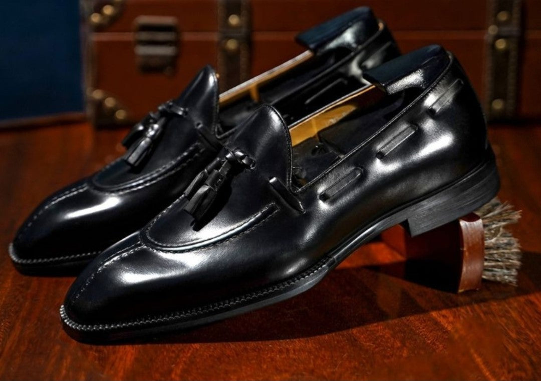 Zapatos con borlas y costura central: Elegancia clásica renovada