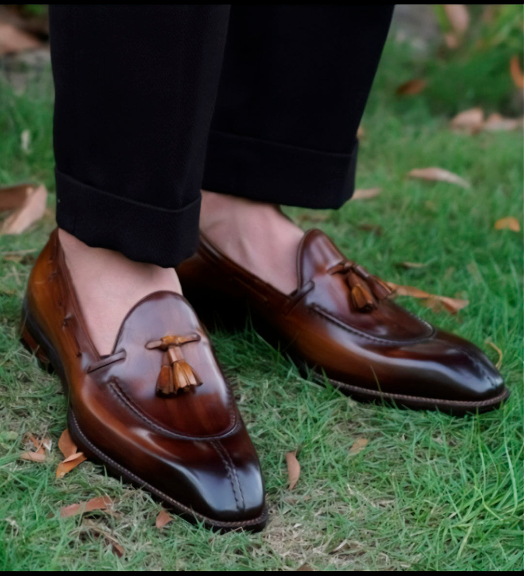 Zapatos con borlas y costura central: Elegancia clásica renovada