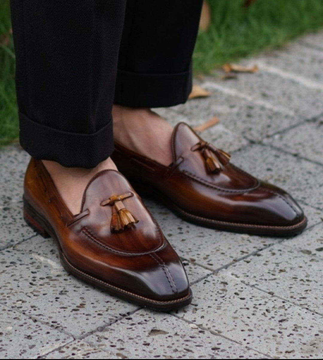 Zapatos con borlas y costura central: Elegancia clásica renovada