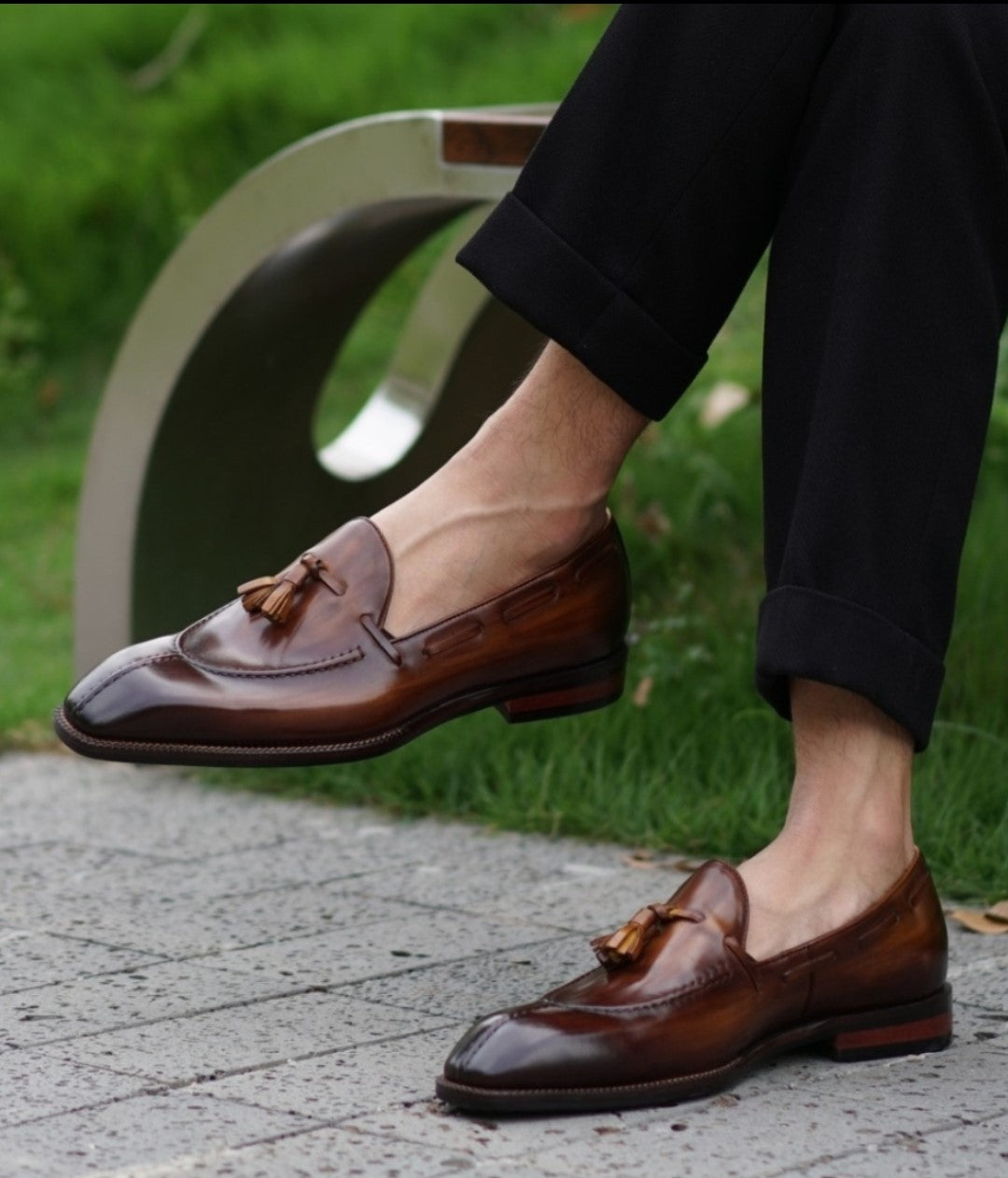 Zapatos con borlas y costura central: Elegancia clásica renovada