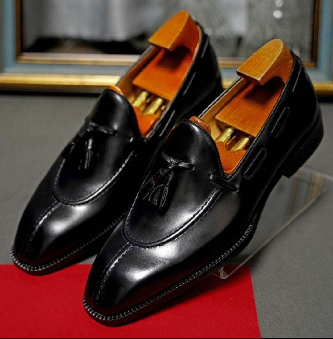 Zapatos con borlas y costura central: Elegancia clásica renovada