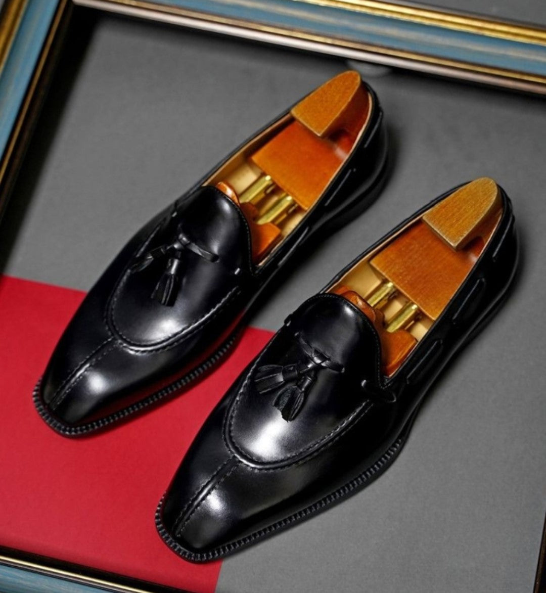 Zapatos con borlas y costura central: Elegancia clásica renovada