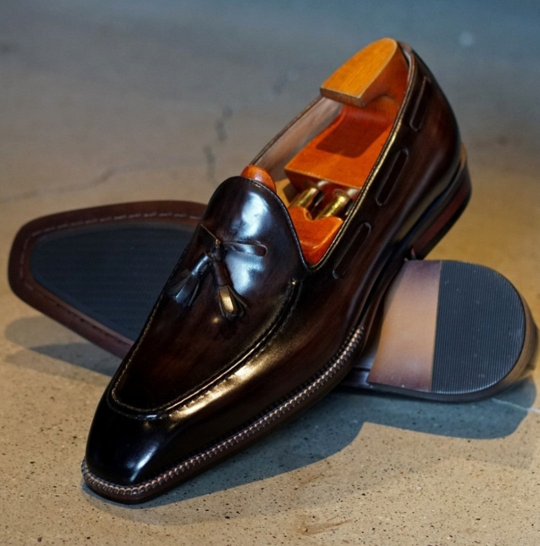 Zapatos con borlas y costura central: Elegancia clásica renovada