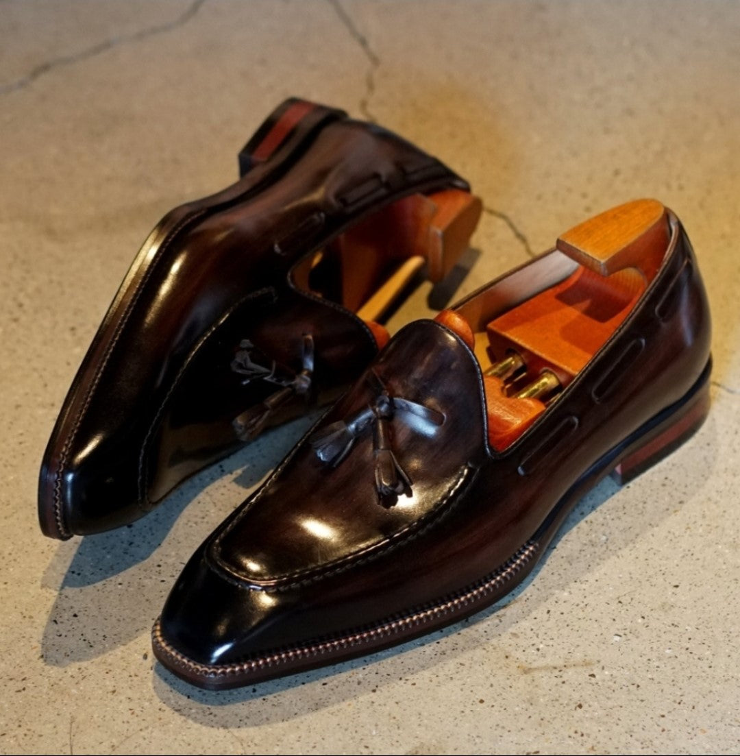 Zapatos con borlas y costura central: Elegancia clásica renovada
