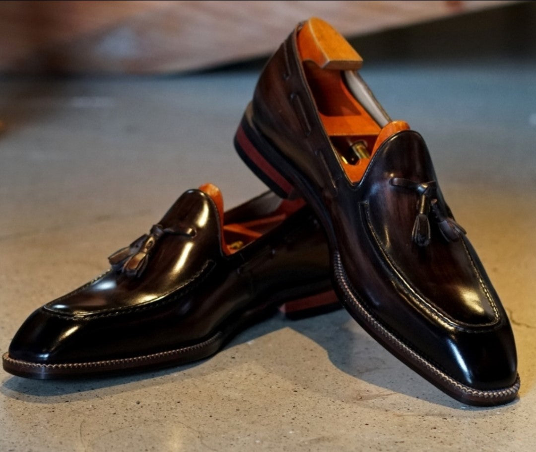 Zapatos con borlas y costura central: Elegancia clásica renovada
