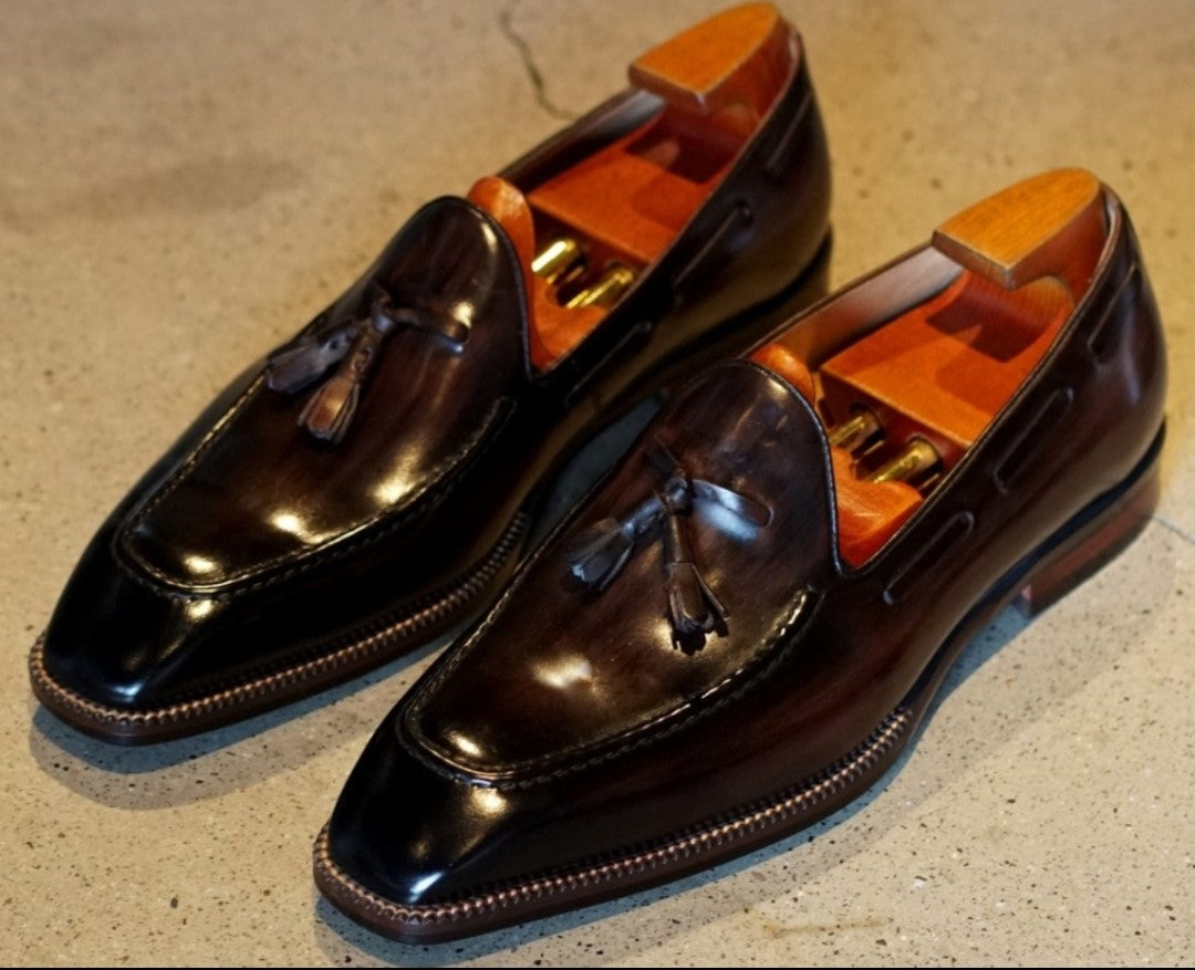 Zapatos con borlas y costura central: Elegancia clásica renovada