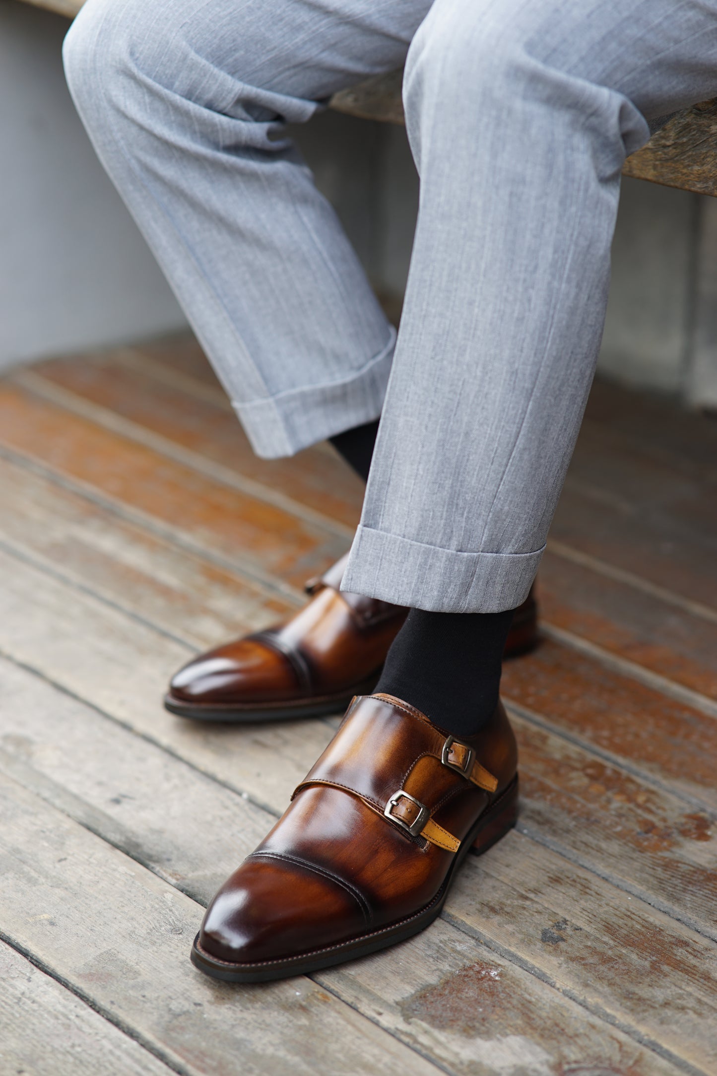 Zapatos Moncks con Doble Hebilla CornideModa: Distinción Artesanal en Cuero Puro